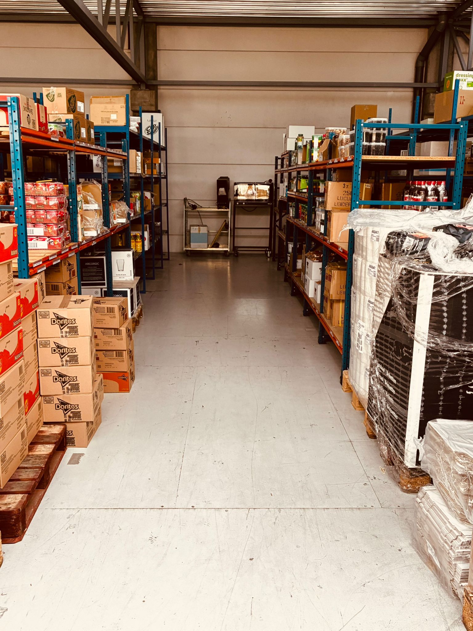 Magazijnstelling met producten