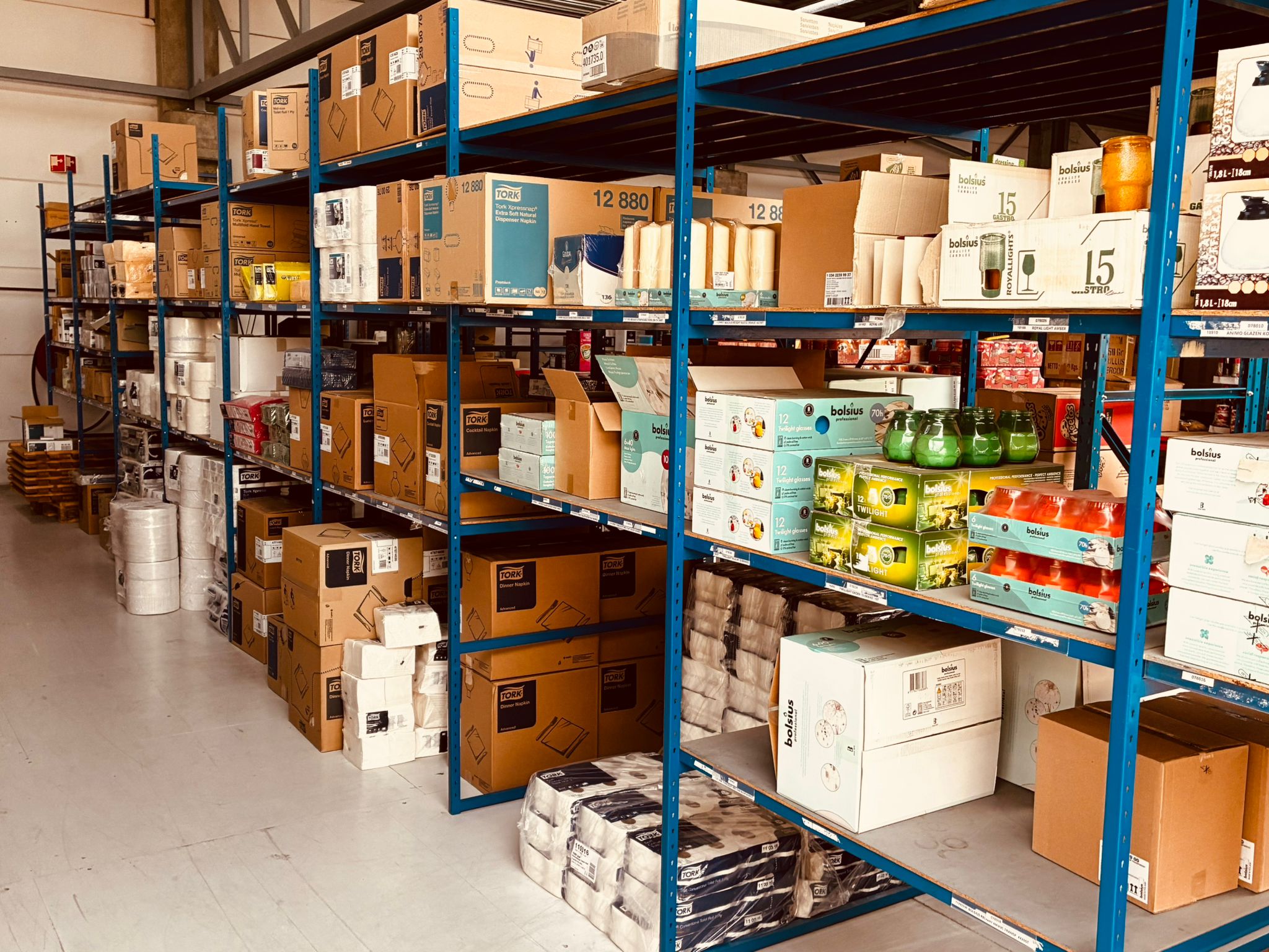 Magazijn met opslag en gangpad